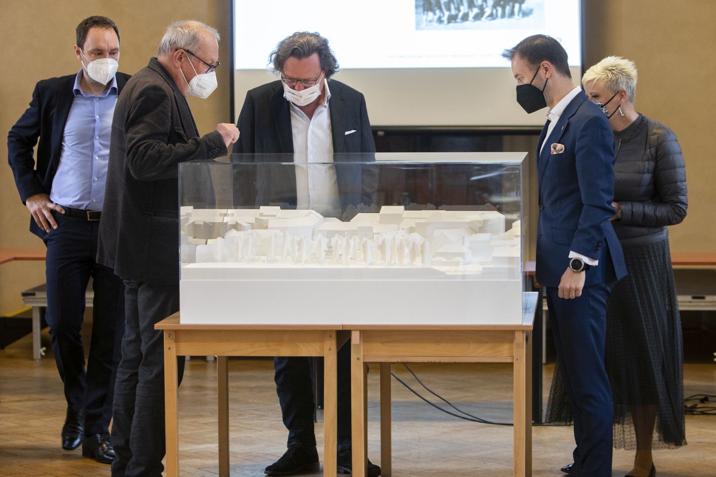 Architekti Josef Pleskot a Petr Hlaváček diskutují nad modelem Tyršova domu z dílny architektonického studia Josefa Pleskota. Přihlíží Hana Moučková, Marek Tesař a Vít Šimral.