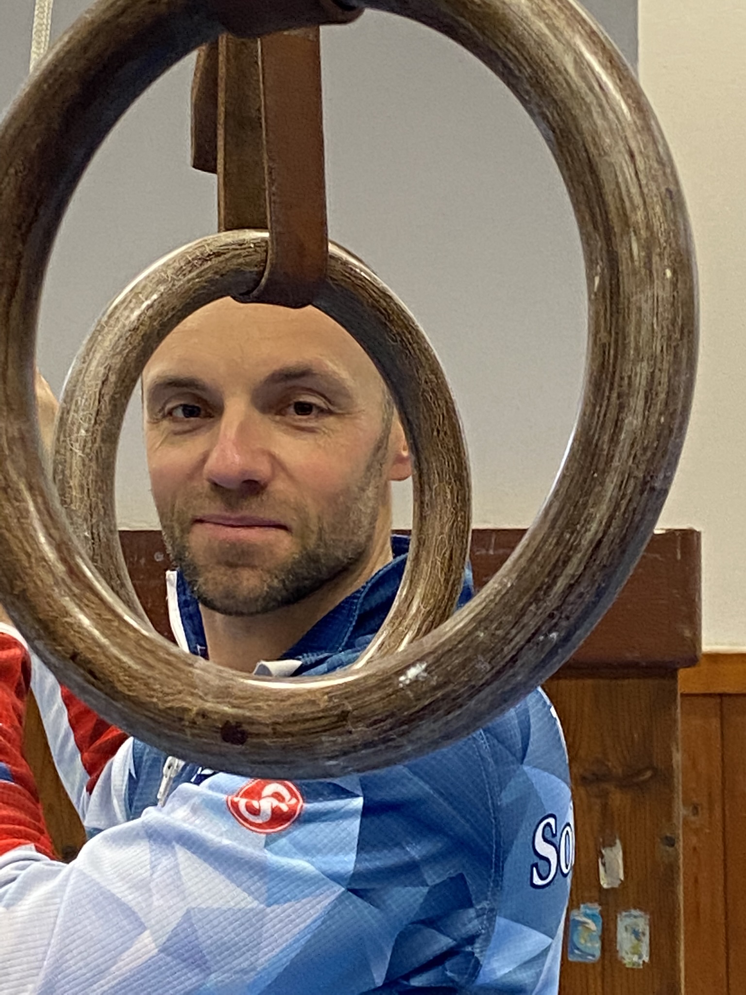 Libor Ruchař Sokol Vyšehrad detail přes kruhy - zkoušky Vršovice