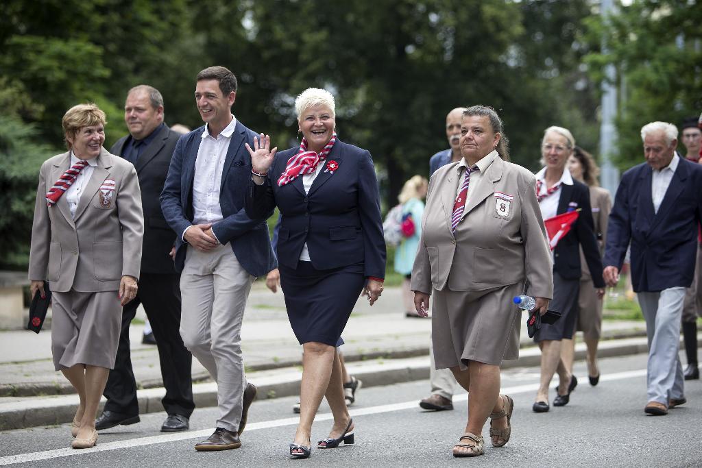 SokolGym Brno - průvod městem - zleva: organizátorka SG Brno Ludmila Ryšavá, hejtman Jm Kraje Jan Grolich, starostka ČOS Hana Moučková,  vzadu starosta SŽ Jana Máchala Radek Bukovský