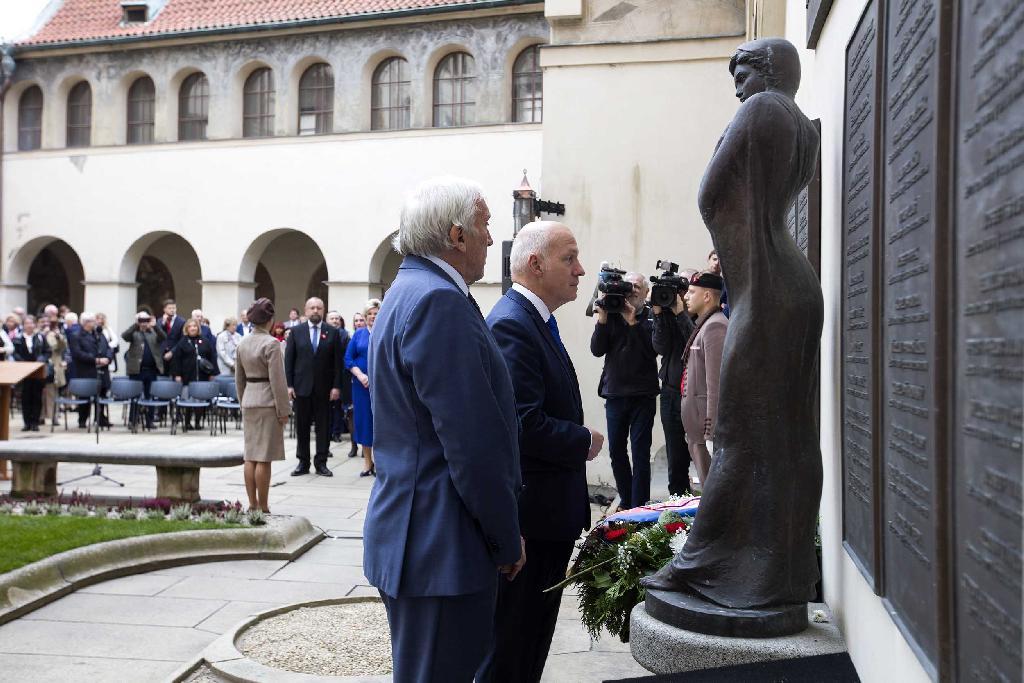 1. místpředseda Senátu Parlamentu Jiří Růžička a senátor Pavel Fischer