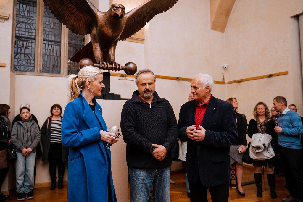 Vernisáž Znovuzrození zleva: kurátorka výstavy Reny Mužíková, Petr Holub - sochař, kovotepec a restaurátor Karel Holub