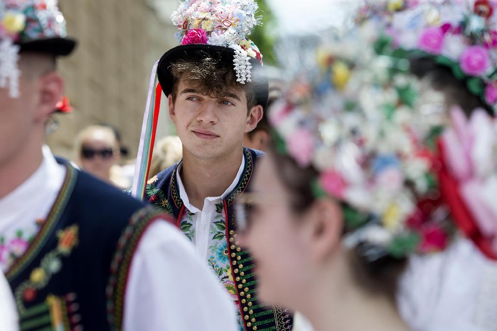 SokolGym Brno - průvod městem - v průvodu byly i tradiční moravské kroje. Sokol má i folklórní soubory