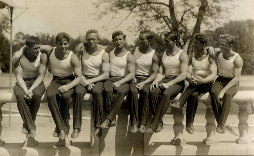 Závodní družstvo mužů ČOS v Tyršově domě roku 1926, druhý zleva Jan Gajdoš, čtvrtý zleva Ladislav Vácha