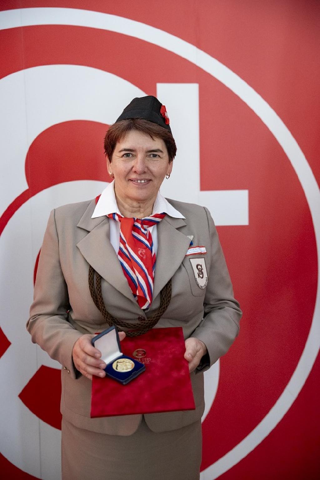 Helena Rezková, oceněná zlatou medailí ČOS