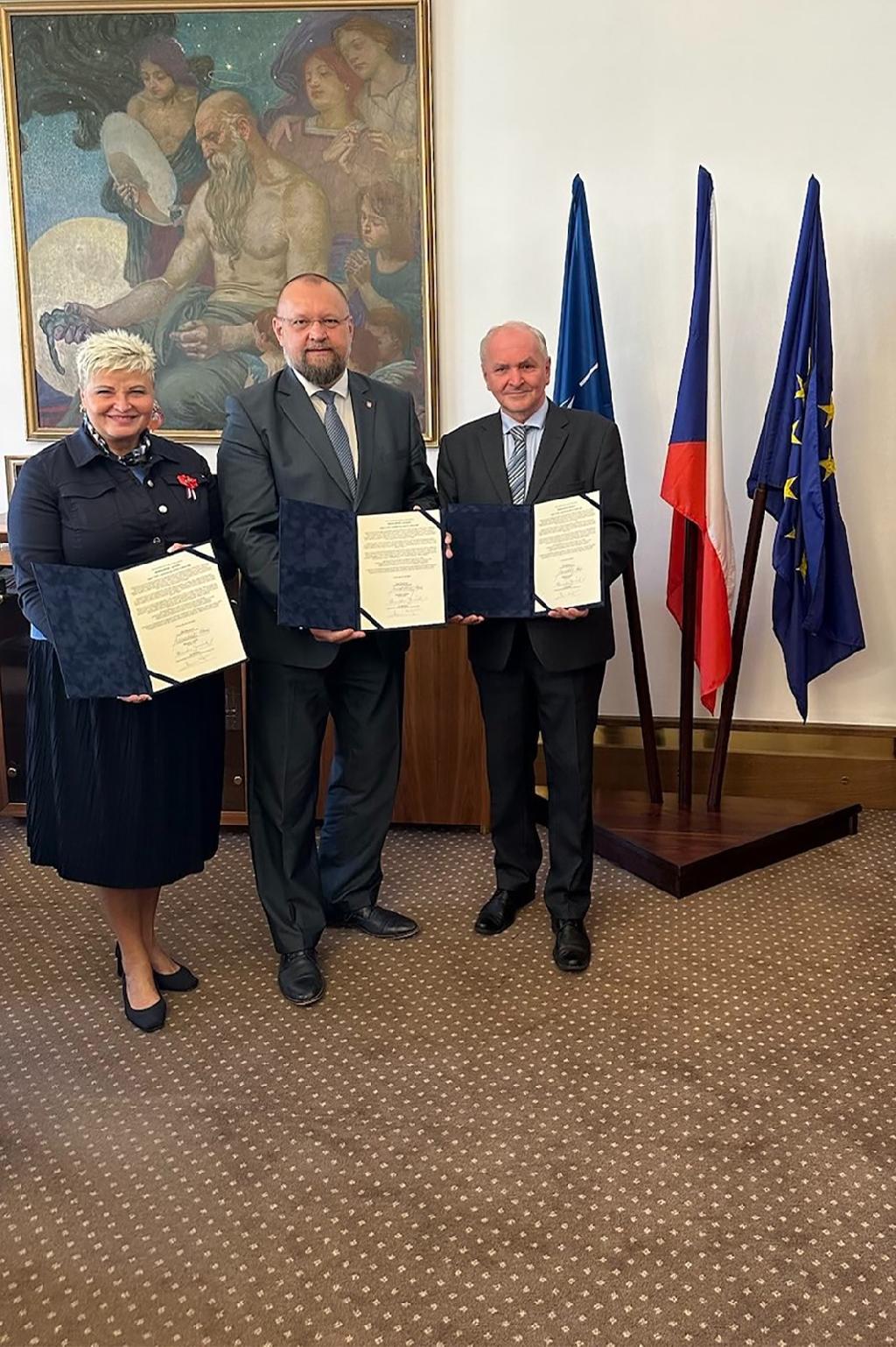 Hana Moučková, Jan Bartošek a Stanislav Juránek s memorandem