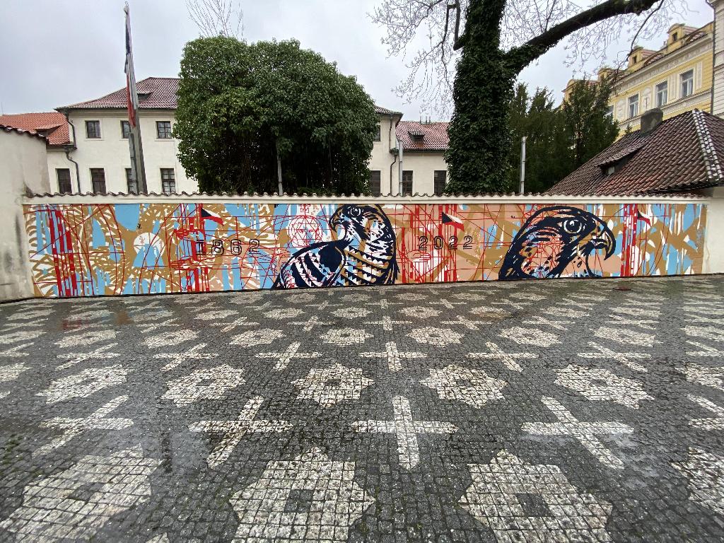 Zeď s grafikou Michala Škapy - bez lidí