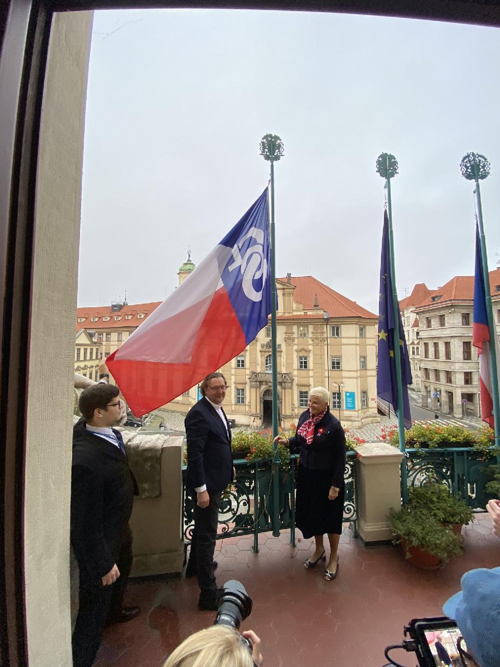 Vlajka ČOS nad magistrátem Hlavního města Prahy