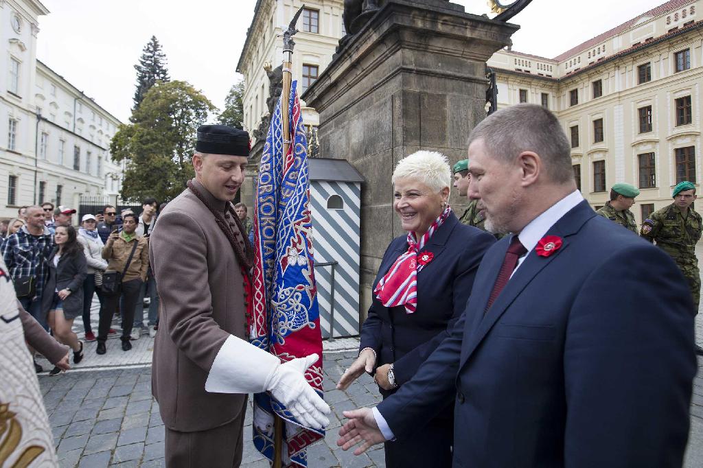 velitel Sokolské stráže se zdraví s Hanou Moučkovou a Michalem Burianem