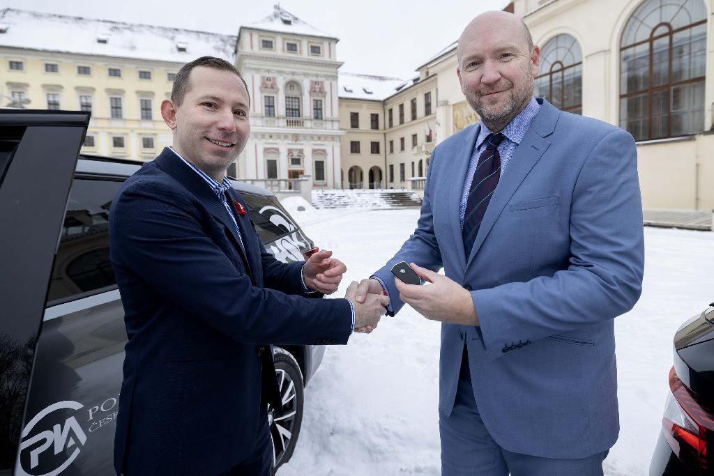 Starosta Sokola Martin Chlumský a Josef Kiselica, ředitel provozovny Porsche České Budějovice (člen skupiny Porsche Inter Auto CZ)