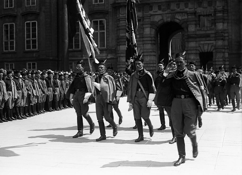 František Pecháček s praporem od T. G. Masaryka v roce 1926