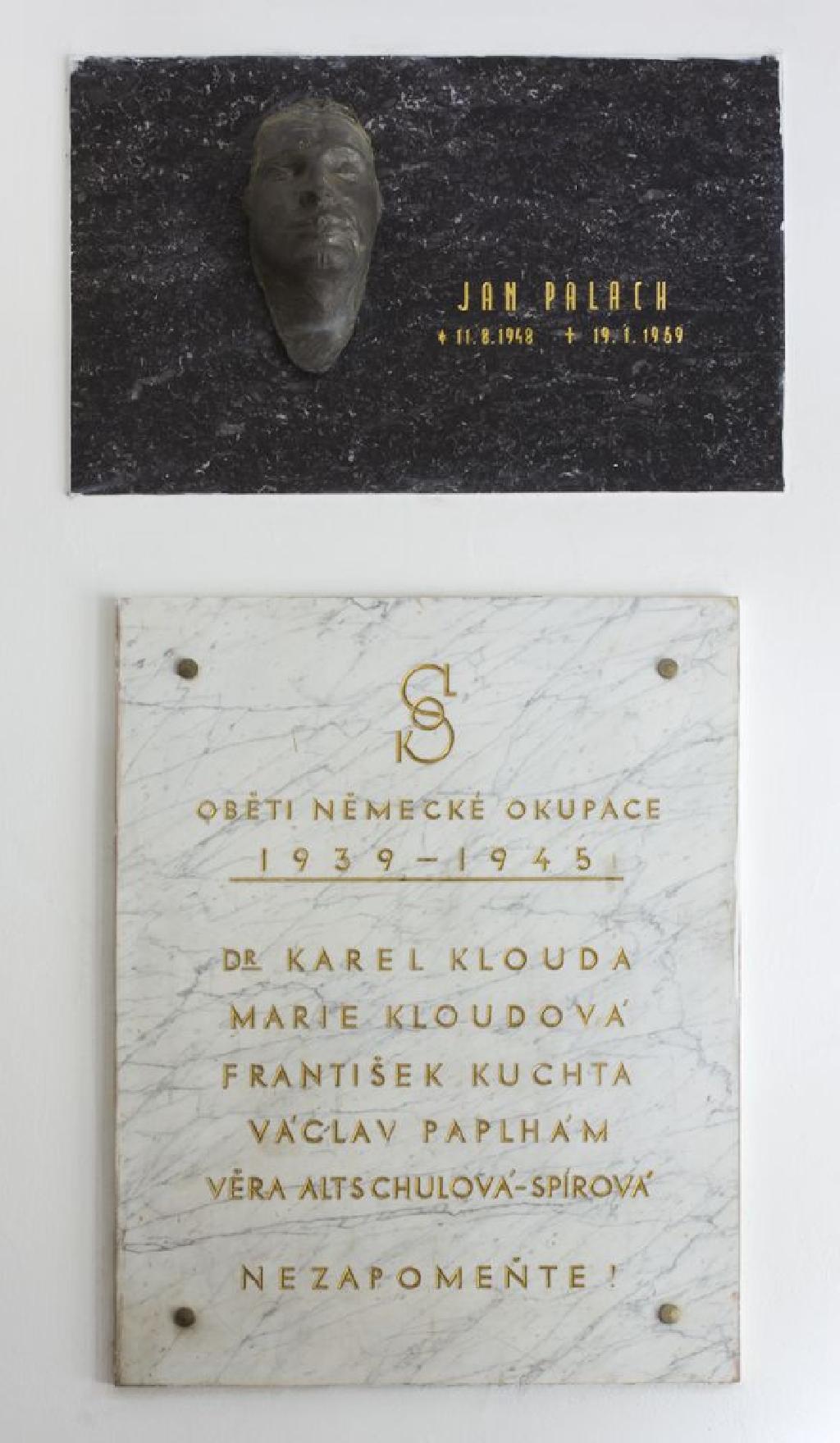 Pamětní deska Janu Palachovi s posmrtnou maskou od Olbrama Zoubka na sokolovně ve Všetatech