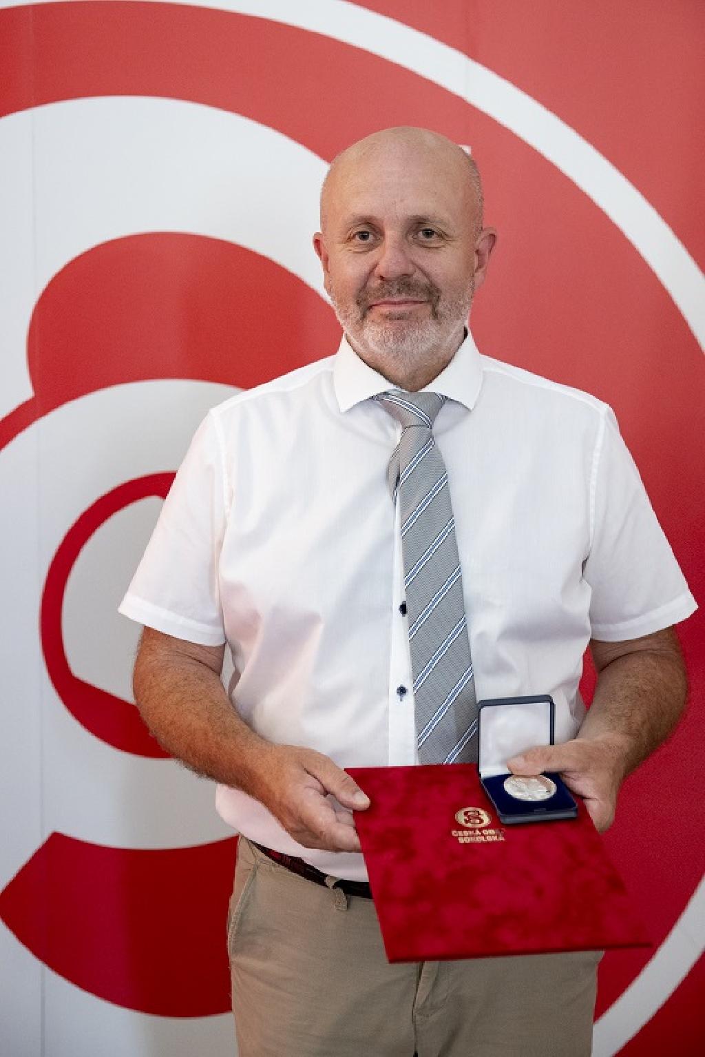 Za Františka Prášila převzal stříbrnou medaili jeho syn František Prášil.