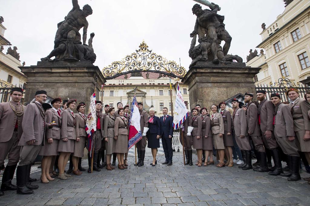 hromadné foto Sokolské stráže před Hradem