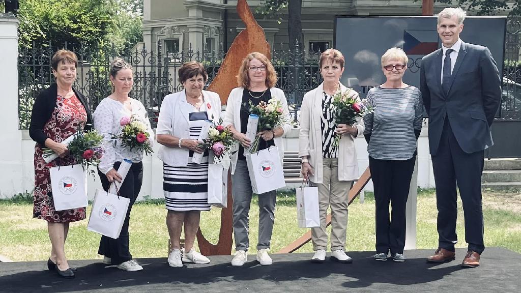 Irena Slavíková (vlevo), Marcela Tmejová (třetí zleva) - ocenění Trenérka, cvičitelka  roku 2022